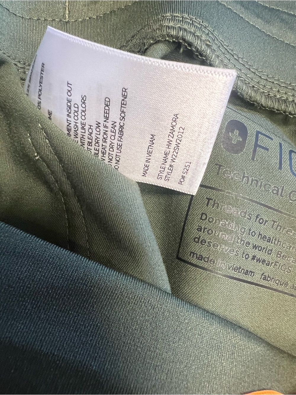 Figs scrub set in olive - Picture 3 of 5